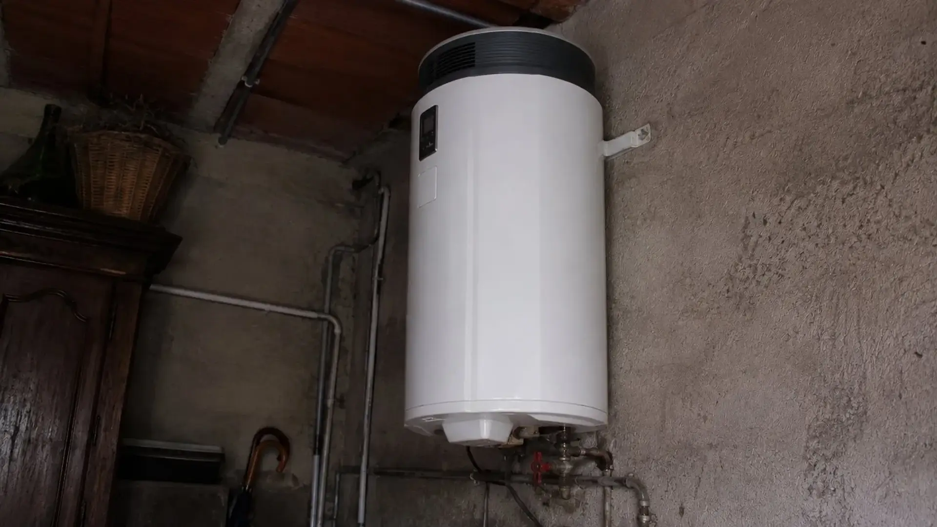 Chauffe-eau thermodynamique moderne installé dans une buanderie