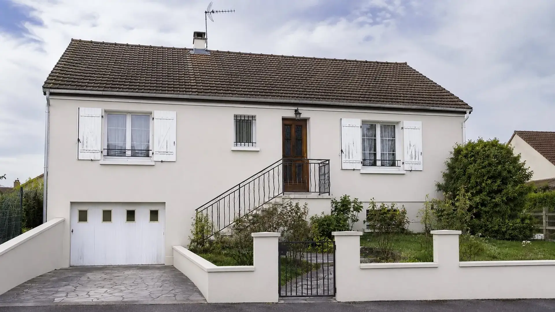Façade de maison après isolation thermique par l'extérieur (ITE)
