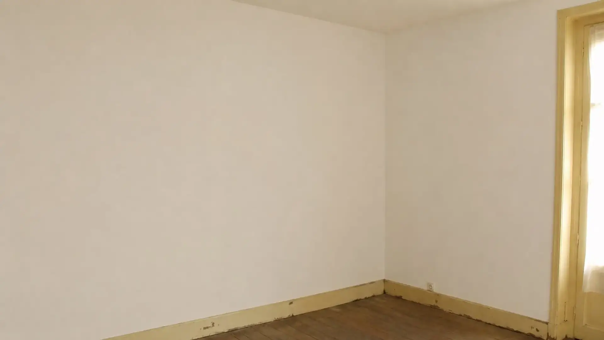 Mur intérieur rénové après isolation thermique par l'intérieur (ITI)