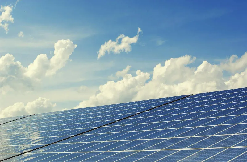 Maison équipée de panneaux solaires au coucher du soleil